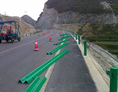 珠海公路護欄板安裝施工